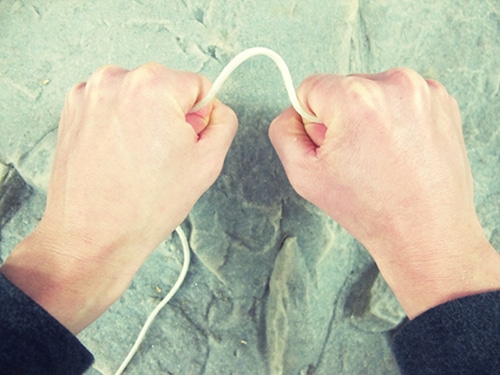 fist-jerk jerk the rope to test durability for small game hunting snare