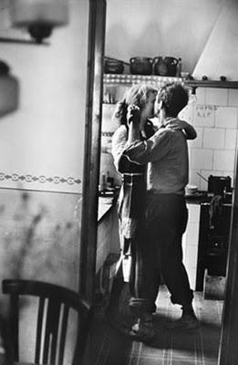 http://content.artofmanliness.com/uploads/2011/03/couple-dancing-kitchen-1950s.jpg