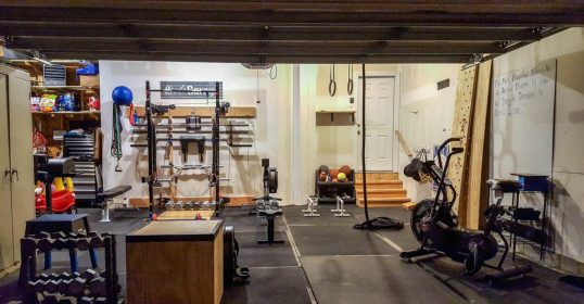 A home gym with a lot of equipment, all built on a budget.