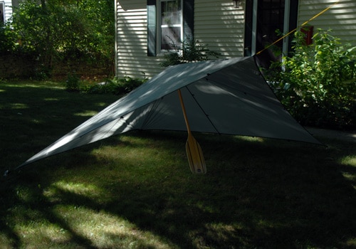 triangle_with_paddle pitch a tarp with canoe paddle rope quick shelter