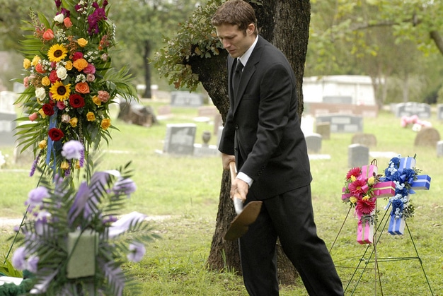 Matt Saracen burying dad funeral with mullet.