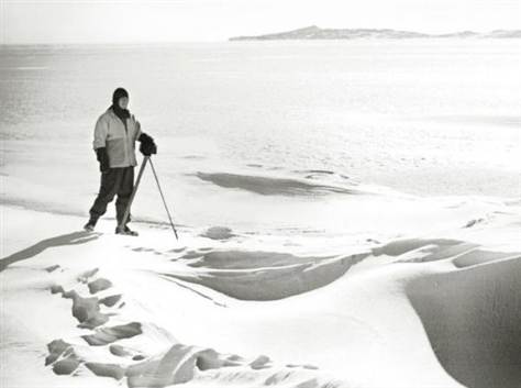 scottcamera scott antarctic expedition camera on tripod snowdrift