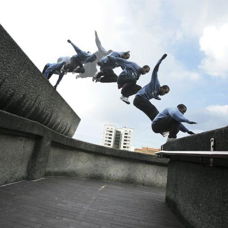 Parkour stop motion foto múltiplos passos de salto das paredes.