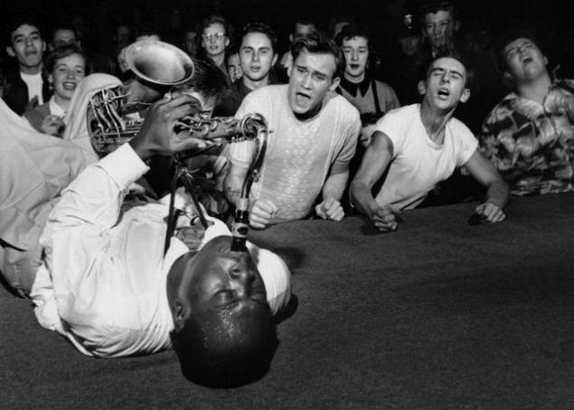1960s Jazz Club African American saxophonist white audience.