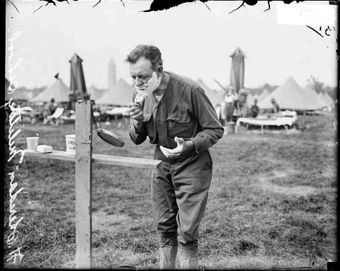 Vintage Soldat bei der Rasur mit Pinsel an der Außenseite.