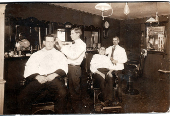 Hombres de época cortándose el pelo en la barbería.