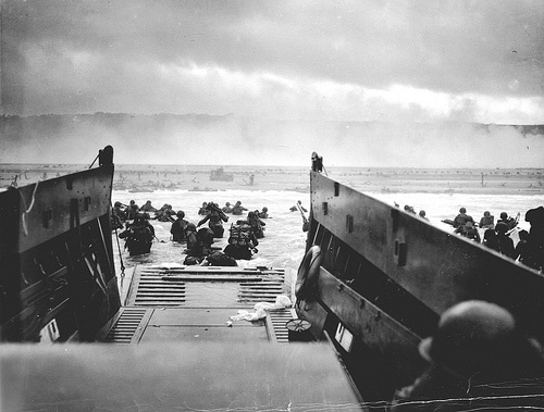 The soldiersin the boats while storming on the beach.