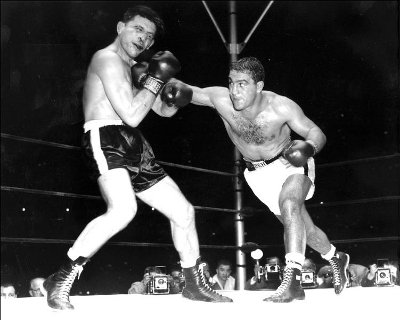 洛基·马西亚诺（Rocky Marciano）在拳击比赛中向对手投掷刺戳。