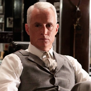 O Roger Sterling com cabelo branco posando.