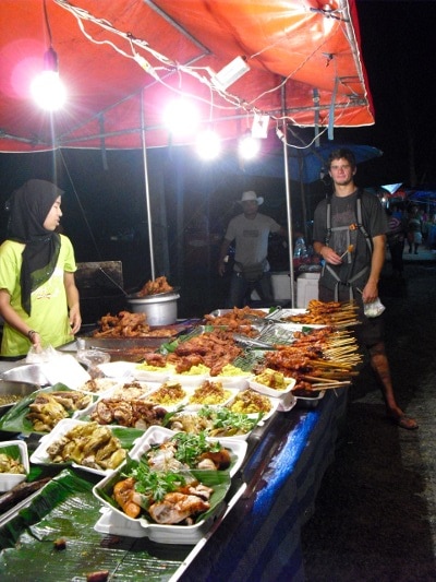 mercado de rua de buffet de comida com carne e legumes.