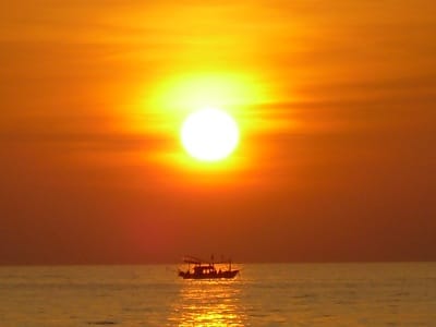 Barca da pesca sull'oceano al tramonto.