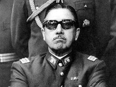 奥古斯托·皮诺切特（Augusto Pinochet）戴着黑色眼镜和制服。