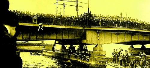 Harry Houdini jumping off the bridge in front of spectators. 