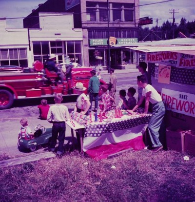 Vintage fireworks stand accanto al percorso della parata.