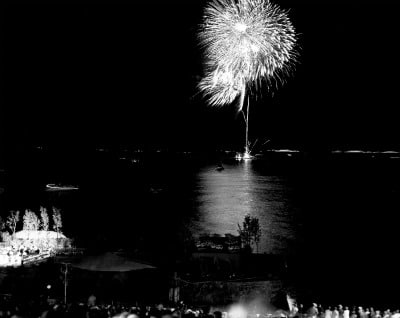 Spectacol de artificii deasupra lacului de apă.