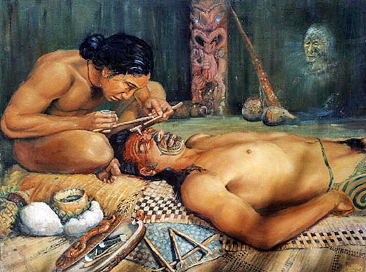 Hombres indios haciendo tatuajes pintando en la cara.