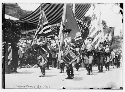 Vintage 4th of july parade men dressed up as revolutionaries.