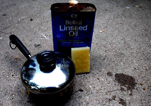 Linseed oil and a pan are being displayed.
