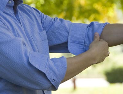 Pushing or rolling the sleeves of a blouse or shirt up