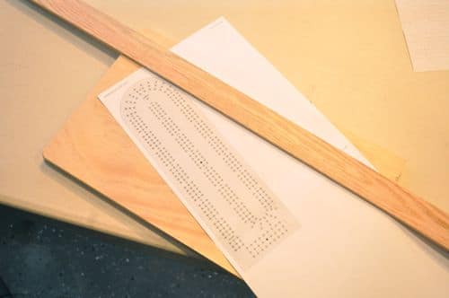 DIY wooden cribbage board plan skabelon og træ.