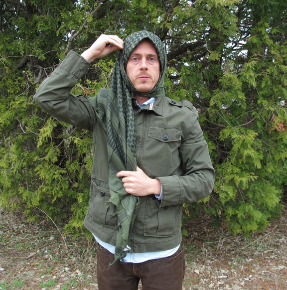 How to Tie a Shemagh/Keffiyeh | The Art of Manliness