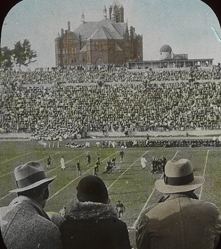 Zuschauer bei einem Fußballspiel in Syrakus im Archbold Stadium, Ende der 1920er Jahre. 