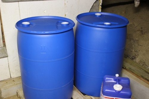 Deux barils d'eau potable de 55 gallons dans le garage.