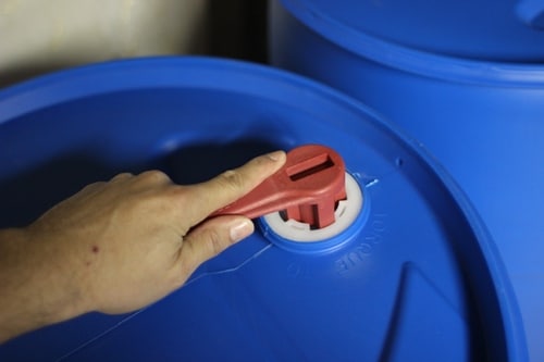  Tightening the water barrels on hands.