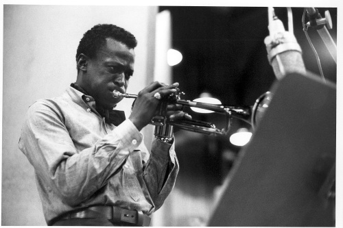 miles davis playing trumpet in studio