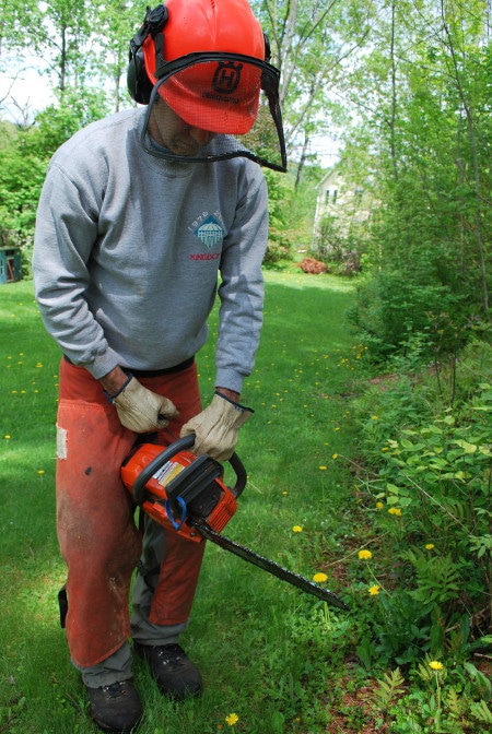 man starting chainsaw between legs saw safety