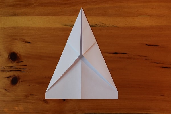 Avión de papel con los primeros 3 pasos completados.