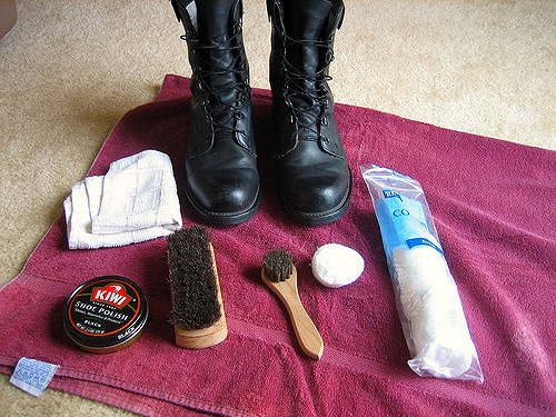 Schwarze Stiefel mit Poolishing Kit.