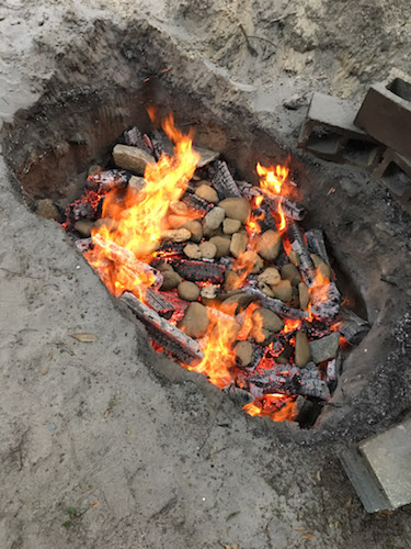  tűz égetése az ásási területen sziklákkal és szénnel.