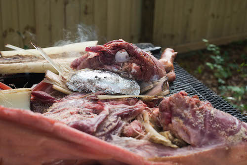  Vapor caliente de carne de cerdo con rocas calientes.