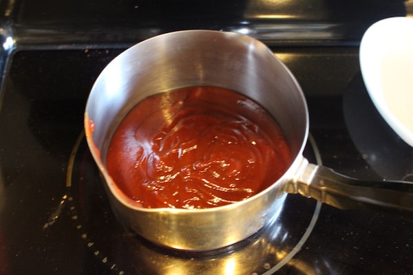 Stired sauces in a fryeng pan.