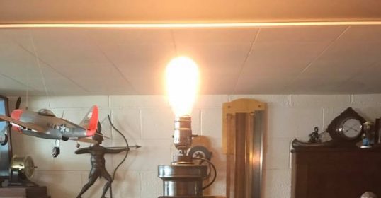 A manly lamp crafted from gears and a crankshaft.