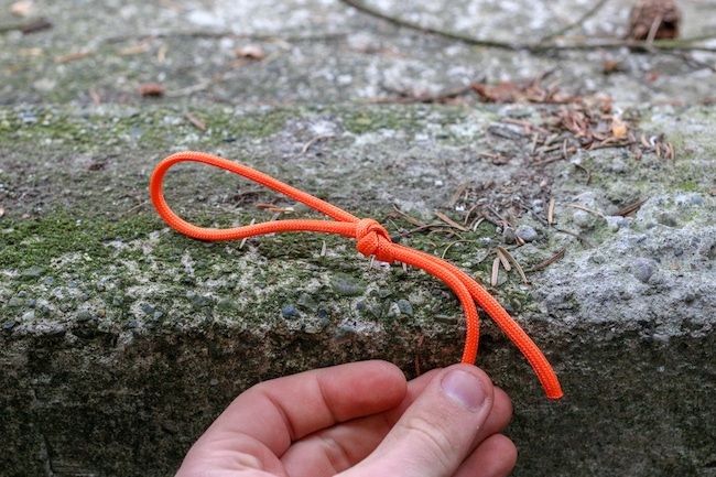 Tie Knots in Paracord displayed.