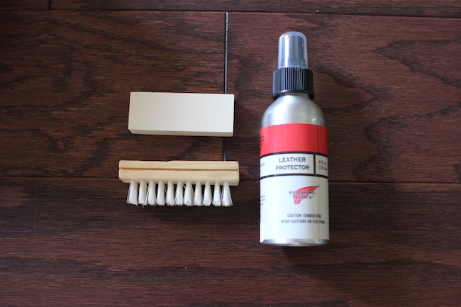 Red wing shoes suede care kit. Qualsiasi kit specifico per la pelle scamosciata verrà fornito con una piccola spazzola (e a volte una seconda spazzola specifica per mantenere il pelo) così come quello che viene chiamato un cancellino per la pelle scamosciata (o a volte blocco per la pelle scamosciata). È fondamentalmente una grande gomma da cancellare che rimuove i graffi. E a seconda del kit, si può anche ottenere un protettore di pelle sotto forma di uno spray trasparente.