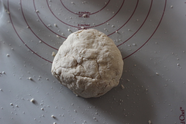 Kneak dough on the baking mat.
