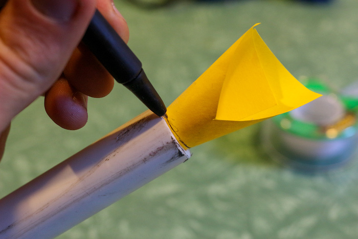 用记号笔在圆锥体交接处画一条线。