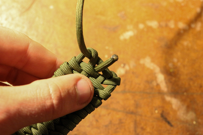 Passo 8: Termine sua trama passando o paracord pelo buraco no centro da Bolsa.