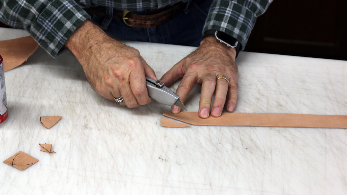 Découpe du cuir au cutter.