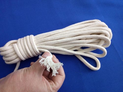 Man holding cotton rope.