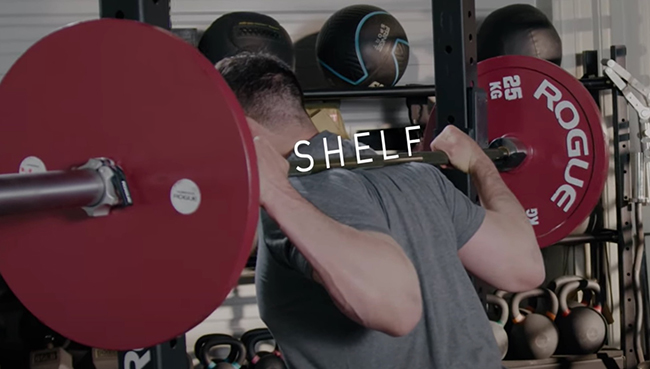 Uomo con un peso pesante in posizione di back squat.