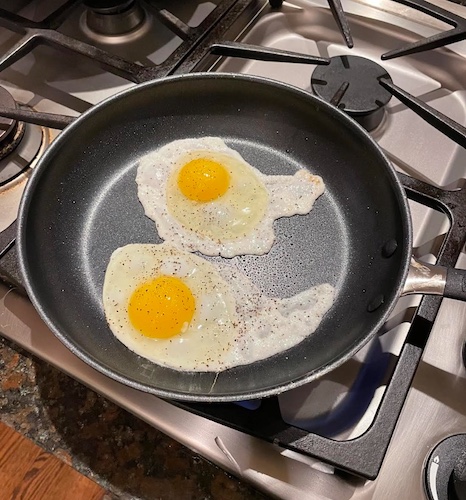 Egg frying deals pan with lid