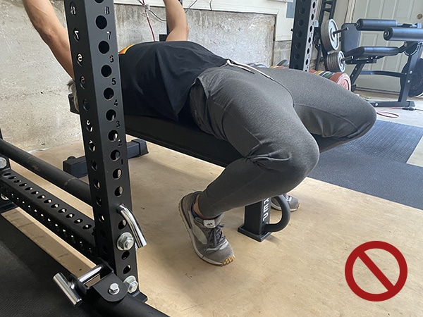 Flat bench press: benefits, types, tips, precautions and the correct way to  do it