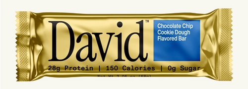 Una barra de proteína envuelta en oro y etiquetada "David," con un delicioso sabor a masa de galleta con chispas de chocolate. Como una de las mejores barras de proteínas, contiene 28 g de proteína, 150 calorías y 0 g de azúcar, ideal para entusiastas de la salud que buscan lo mejor en refrigerios nutricionales.